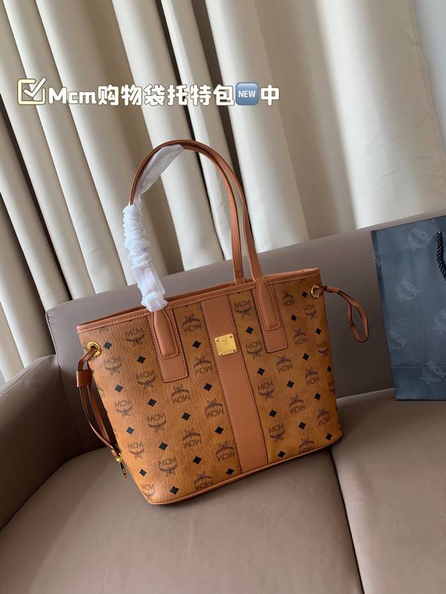 中号 Mcm 托特Mcm新款购物袋太可爱了吧！自重又很轻！好适合上班通勤啊！我去店家那里拷贝了尺寸描述！这个包真的很适合喜欢什么都装点的姐妹！水杯 杂七杂八都能