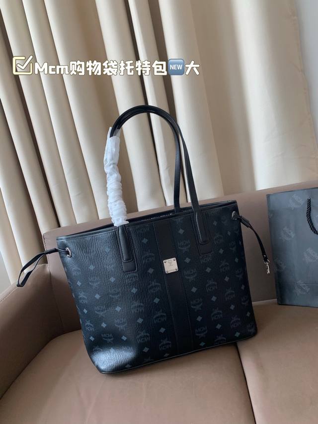 大号 Mcm 托特Mcm新款购物袋太可爱了吧！自重又很轻！好适合上班通勤啊！我去店家那里拷贝了尺寸描述！这个包真的很适合喜欢什么都装点的姐妹！水杯．A4文件 竖