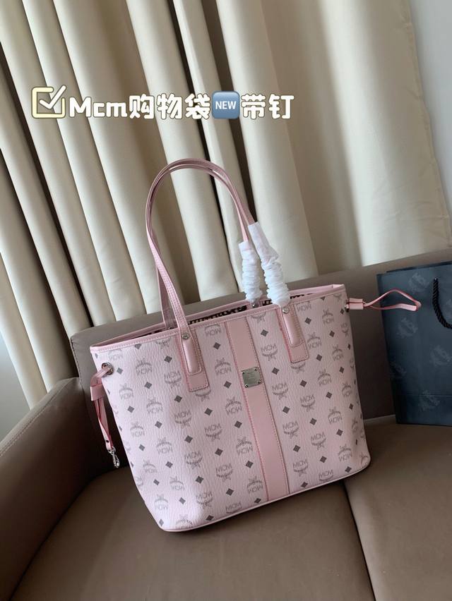 带钉款 Mcm新款购物袋太可爱了吧！自重又很轻！好适合上班通勤啊！尺寸：34*28