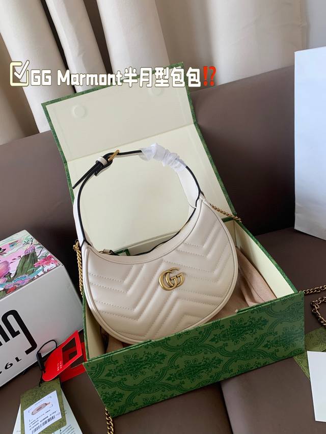 Gg Marmont半月型包包 Guccimarmonto 又出半月型包包◎° New到Gg Marmont半月型包包店里目前有黑色An D白色两款呦！都是Cl