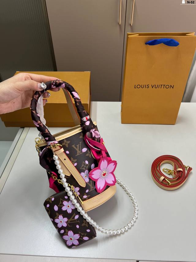 Lv&村上隆联名樱花系列 Lv水桶包Bucket 妥妥宝藏包包 可爱飒酷女孩必备 N-52尺寸13×17