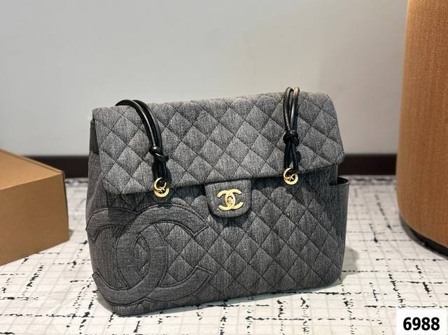 香奈儿 康鹏牛仔机车包 Chanel 灰色牛仔多口袋菱格纹双肩 出行必备，多口袋实用性超强，牛仔耐磨耐造。上身造型感极强，百搭实用又好看，简直找不到什 么缺点