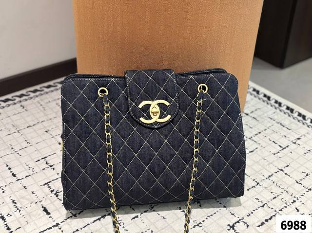 香奈儿 牛仔机车手提斜挎 Chanel 简直不要太酷! 男生女生都可以驾驭 敲大容量装下整个世界~尺寸:35.26 香奈儿 牛仔机车手提斜挎 Chanel 简直不要太酷! 男生女生都可以驾驭 敲大容量装下整个世界~尺寸:35.26