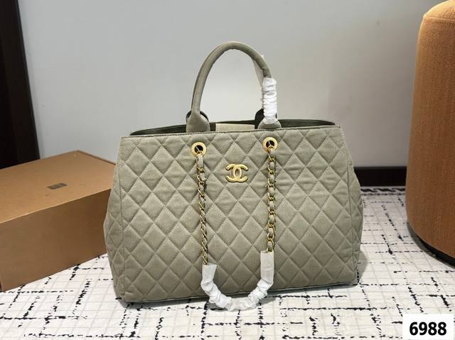 香奈儿 牛仔机车手提斜挎 Chanel 简直不要太酷！ 男生女生都可以驾驭 敲大容量装下整个世界~尺寸：40.27