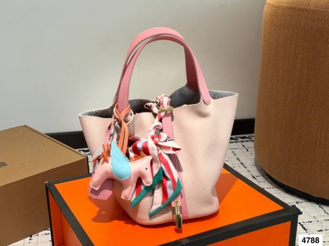 Hermes 爱马仕菜篮子 如果出门仅可以带一个包包，那必然是爱马仕菜篮子奢侈品中的经典之作，尺寸：大号18 19