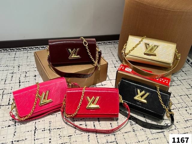 Lv Twist法棍包 真的很高级 日常通勤简直绝配 又酷又飒低调的奢华 可盐可甜 极致美感 绝美女孩就是你 尺寸： 23 12