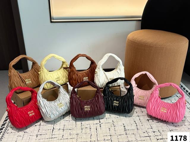 Miumiuhobo 缪缪腋下包 主打经典包型之一的Hobo 宽手柄像皮带式超个性 还配有细长调节肩带，手拎斜挎一手抓 简简单单不花哨是最耐看也是最百搭 近两年