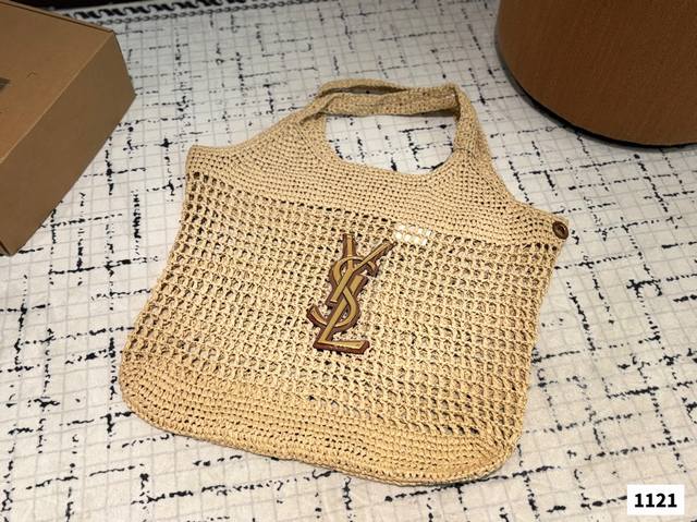 配盒子 Ysl圣罗兰 拉菲草编织购物袋 夏天背的包包真的太可爱了 背上一整个慵懒风 旅行拍照真的很Nice哦 每个小仙女夏季都该有一个草编购物袋！尺寸：48.4