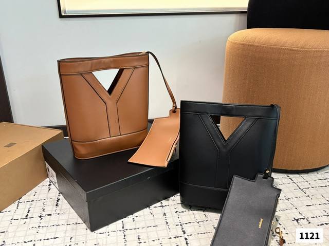 配盒子 圣罗兰托特 质感很高级 容量超级大也很耐用 日常出街背它回头率百分百 就是这种随性慵懒感 尺寸：23 29