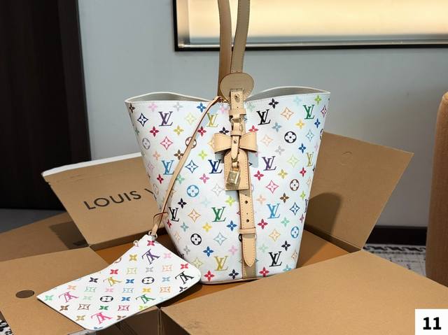 配飞机盒折叠盒子 Lv All In Gm的容量还非常可观,甚至都可以轻松装下13英寸Macbook想买只新款大包的女生,不妨可以看看它 尺寸:26 30 配飞机盒折叠盒子 Lv All In Gm的容量还非常可观,甚至都可以轻松装下13英寸Macbook想买只新款大包的女生,不妨可以看看它 尺寸:26 30