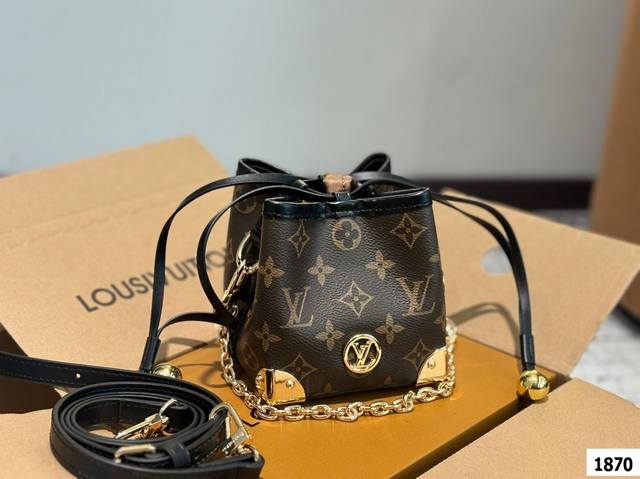 配折叠盒子 Lv系列秀款烧麦 美到窒息 一眼看中 走秀限量款 感觉实打实的中古款 很有感觉的包包尺寸：12 12.5