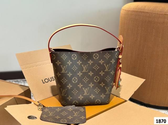 盲猜这次Lv上新黑马是All In Bb Lv尤物人间白三彩真漂亮啊白三彩系列每一只都值得收藏这只All In Bb好好看 又可以搭配俏皮可爱下次想试试洒脱一点