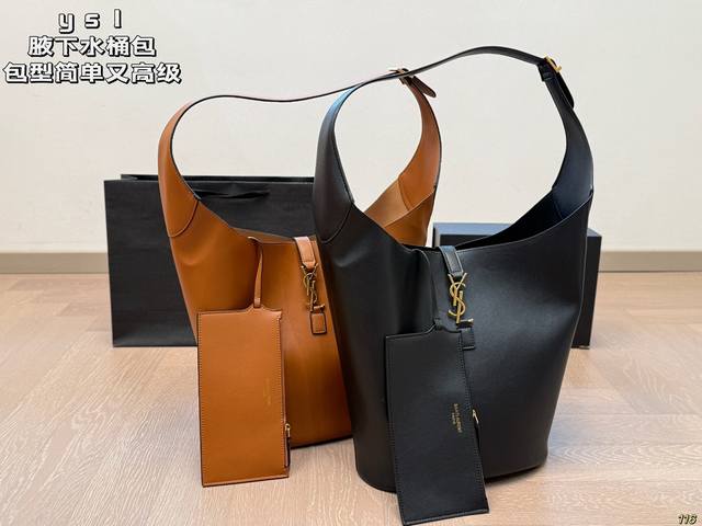 配盒 圣罗兰 Ysl腋下水桶包 这款大火的Hobo 腋下整体包型简单又高级 Ysl金属Logo的点缀 给整只包带来了刚柔并济的碰撞时髦 #Ysl圣罗兰 尺寸：2