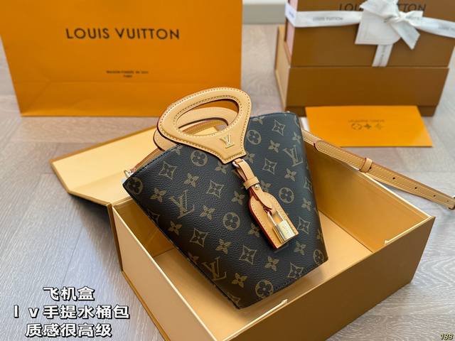 飞机盒 Lv手提水桶包质感很高级 日常出街背它回头率百分百 就是这种随性慵懒感 尺寸13 19