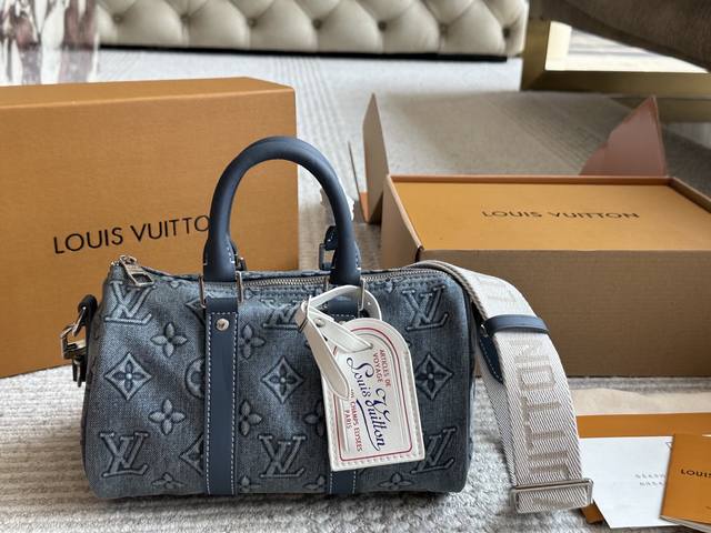 配盒 升级版 尺寸：24*15Cm L家 牛仔Keepall 枕头包 这一季的单宁越看越香 Keepall25尺寸对男生女生都很友好，必须是本季的完美单品！ 搜