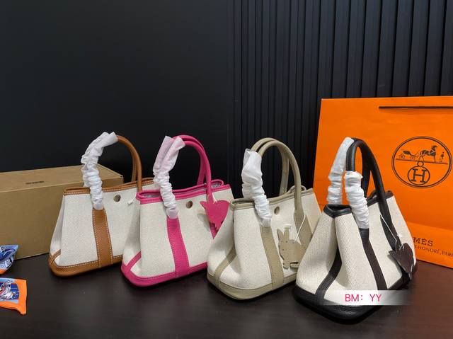 不带标 配折叠礼盒 爱马仕 Garden 花园包！ 非常度假，非常实用，挺运动休闲的哦！ 实物又轻容量又大 灰常低调又洋气！ 尺寸：25*15