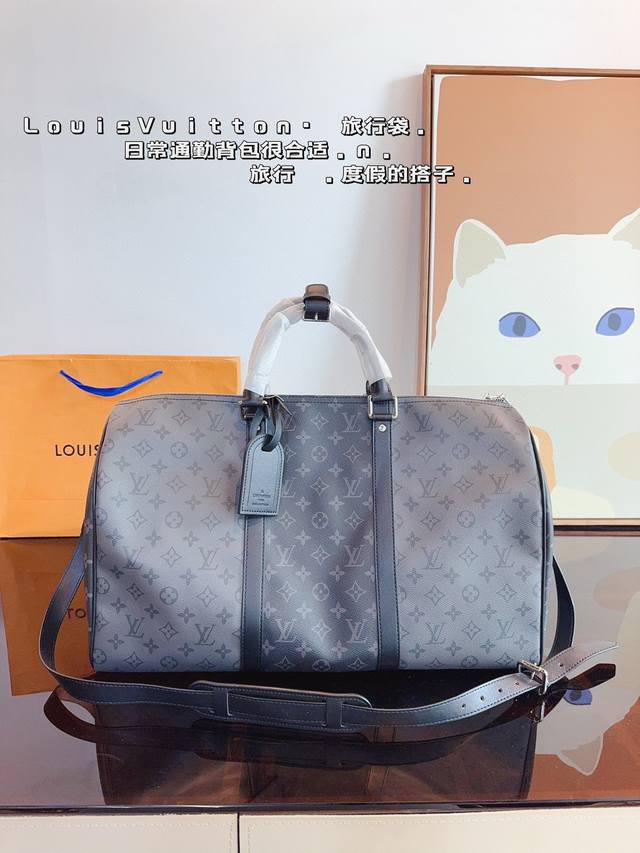 Lv 路易威登联名款Keepall 斜跨包旅行包 一只帅气能装的旅行袋 时尚爆发款火热来袭 经典设计大气可观男女通用款 包包采用原版皮质 超级厚实 耐磨 耐用原