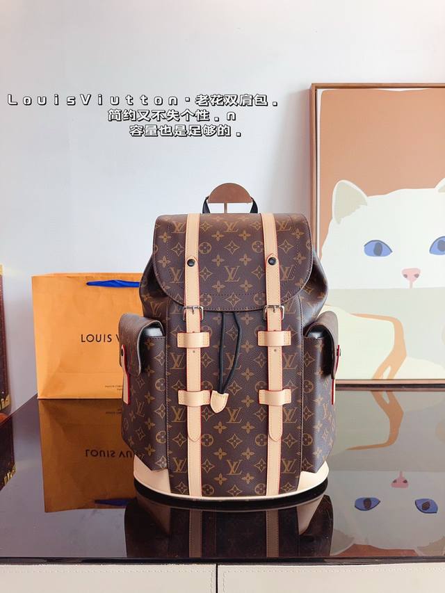 Lv Discovery 双肩包 男生日常休闲搭配的理想选择～ 实用又百搭，小小的身体大大的空间 非常适合放随身物品~ 面料耐磨耐刮蹭，适合男生大大咧咧的性格尺