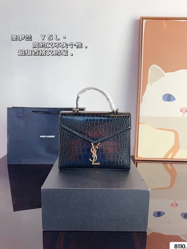 配礼盒. 圣罗兰Ysl Cassandra 手提邮差包 简约才是百搭公式。 复古又时髦,妥妥的街拍神器。 出街通勤都可。 容量很大,可肩背、斜挎。 搭配很显高级 配礼盒. 圣罗兰Ysl Cassandra 手提邮差包 简约才是百搭公式。 复古又时髦,妥妥的街拍神器。 出街通勤都可。 容量很大,可肩背、斜挎。 搭配很显高级