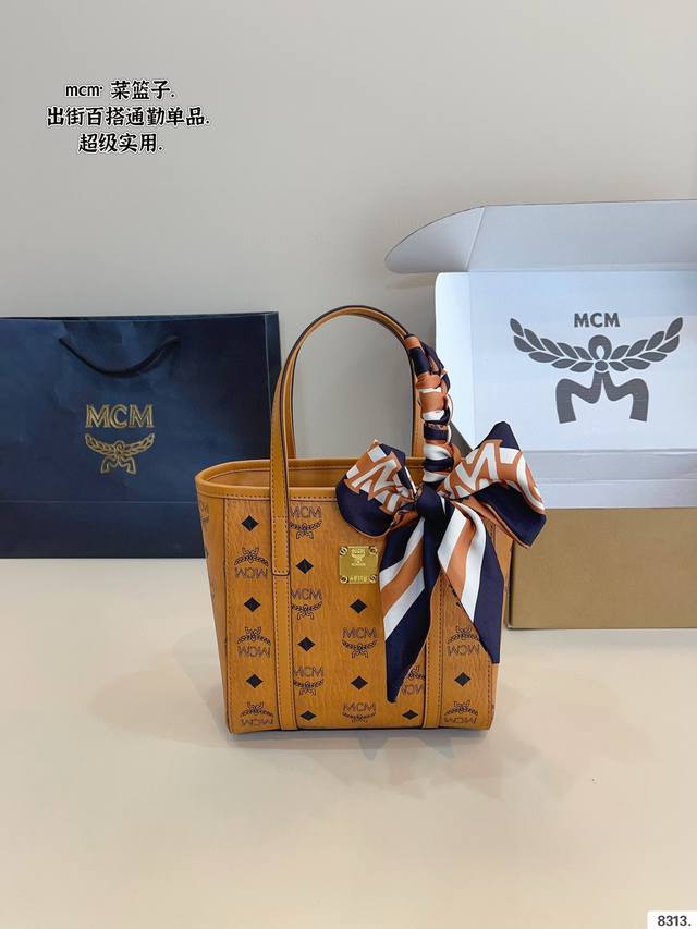 配礼盒 Mcm 菜篮子 越看越可爱 经典配色 容量日常出门没毛病 手机 钥匙 钱包都能轻松放下 颠覆我对迷你包的概念 爱了爱了 可斜挎可手拎 斜挎也很贴合盛 百