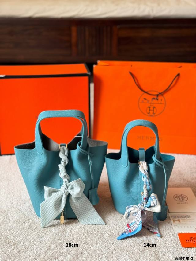 头层牛皮 ｜HermèS Picotin 菜篮子 荔枝纹 牛皮材质如果出门仅可以带一个包包，那必然是爱马仕菜篮子奢侈品中的经典之作，包身日本Zp 五金及印刻国内