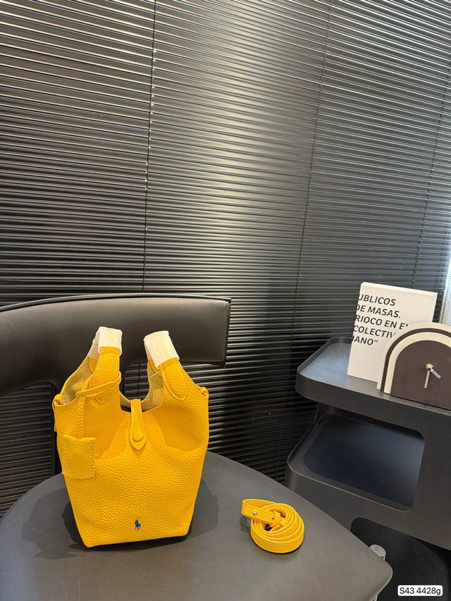 纯皮拉夫劳伦新款菜篮子少女心爆棚 拉夫劳伦的新款马卡龙菜篮子也太绝了吧，配色超级温柔。像极了甜甜的马卡龙戳中我的少女心。包包的设计简约又高级，容量也很大，日常出