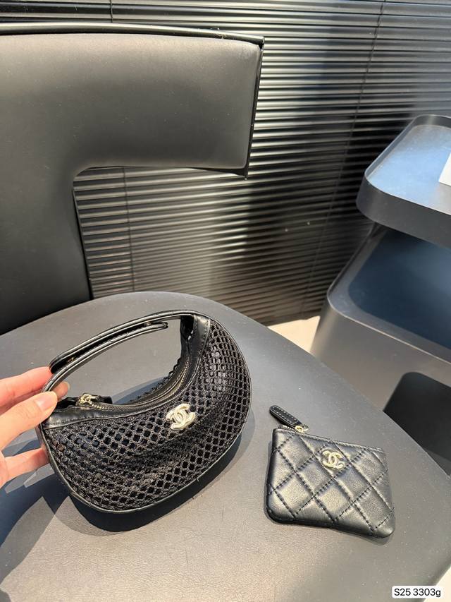 Chanel25S 香奈儿镂空网纱月亮包火爆全场的一款夏季新款 之前看秀就觉得很可爱的网兜包果然没有翻车自带一个内胆小包包超级可爱 尺寸：18 11 货号330