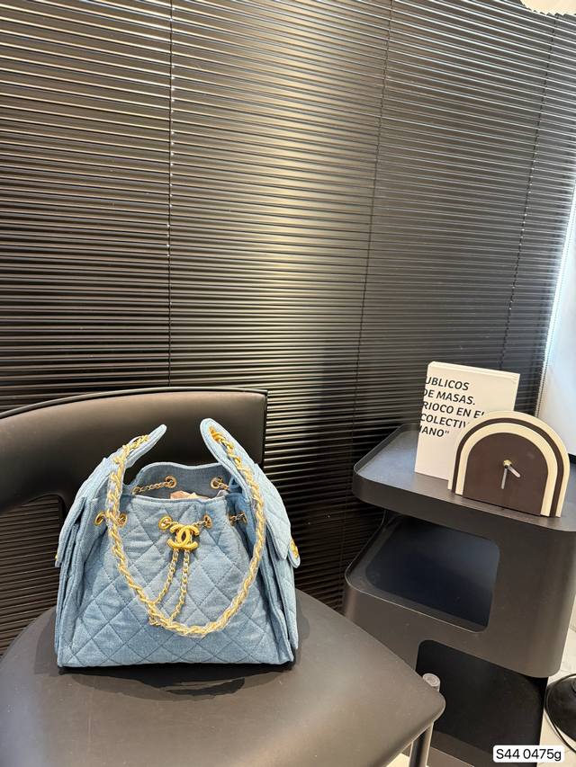 期待己久的香奈儿托特 时尚感十足，实用性也毫不逊色 无论是逛街、学会还是工作，都能成为你的最佳搭档 尺寸，26 20 货号0475