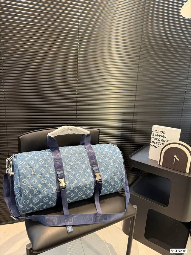 Lv 牛仔旅行袋!特点是容量巨大!材质也是今年大热的流行元素 实用性极好!整个包又轻便又大!做妈咪包也是超时髦!无敌性价比超高 尺寸 48 25 货号6236 Lv 牛仔旅行袋!特点是容量巨大!材质也是今年大热的流行元素 实用性极好!整个包又轻便又大!做妈咪包也是超时髦!无敌性价比超高 尺寸 48 25 货号6236