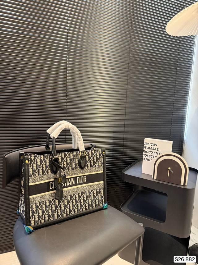 迪奥托特 闭眼都能入手的包包 迪奥托特包 可手提可单肩 真的是闭着眼都能冲的款式！ 尺寸：35 27 货号882