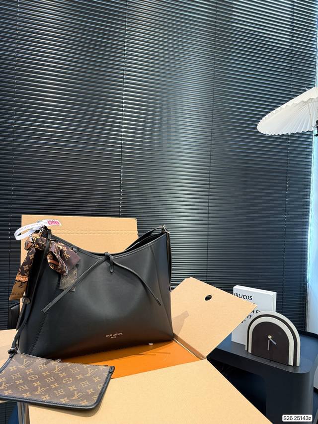 配飞机盒折叠盒子 Lv 新款Carryall 对比三月上市的Iv新品直戳我心！ 男生也能背的全新纯黑 Carryall 男生背也超好看特别是这种随性的一个风格加