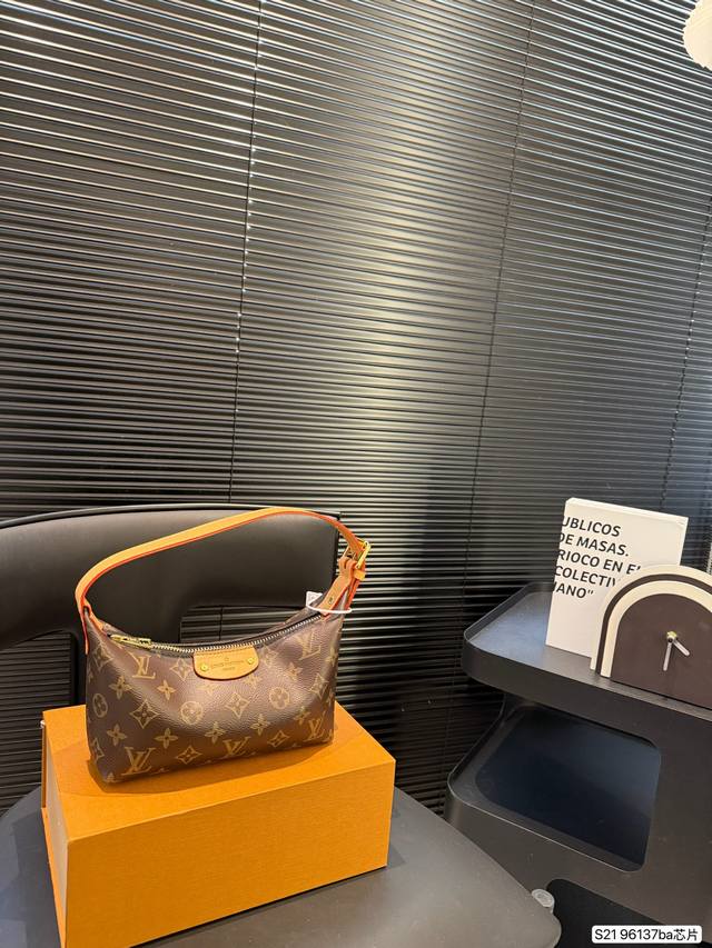 配折叠盒子 Lv 新款饭盒包 跟上这波风潮 太可爱了啊啊 复古才是真正上头的! Lv 新款 饭盒包! 尺寸:19 11 货号96137 配折叠盒子 Lv 新款饭盒包 跟上这波风潮 太可爱了啊啊 复古才是真正上头的! Lv 新款 饭盒包! 尺寸:19 11 货号96137