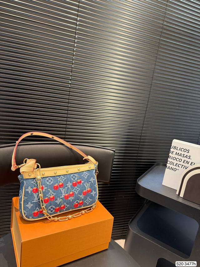 配飞机盒折叠盒子 Lv 路易威登 款 腋下中古麻将包，精致做工 很爱 形状优雅兼顾美观和容量 真的巨好看 而且很耐造 上班通勤日常都可以背尺寸：21 12 货号