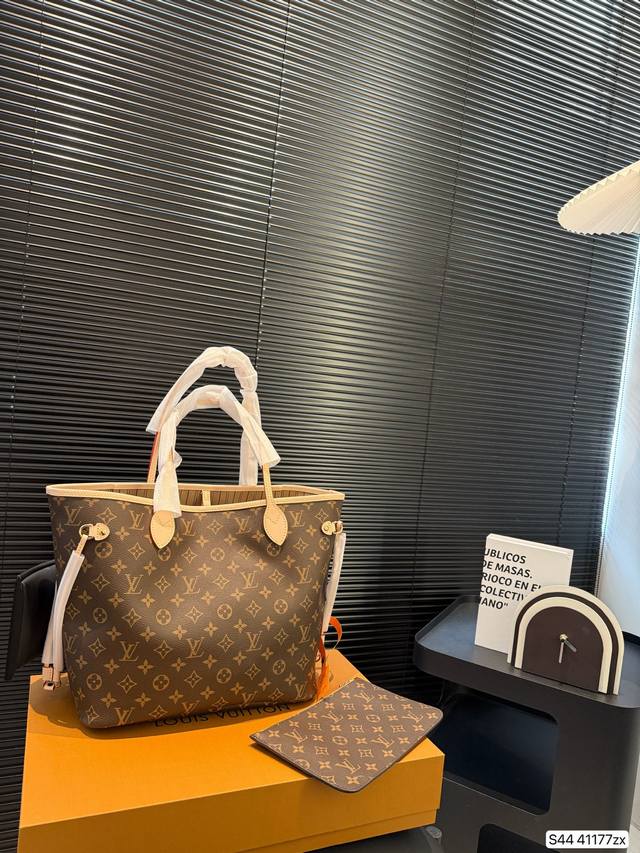 配折叠盒子全钢五金 Lv Neverfull 购物袋！入门级的款式哦！绝对的终身款！此物经典不言而喻！街拍和实用都是非常Nb的选择！尺寸 ：32 29 货号41