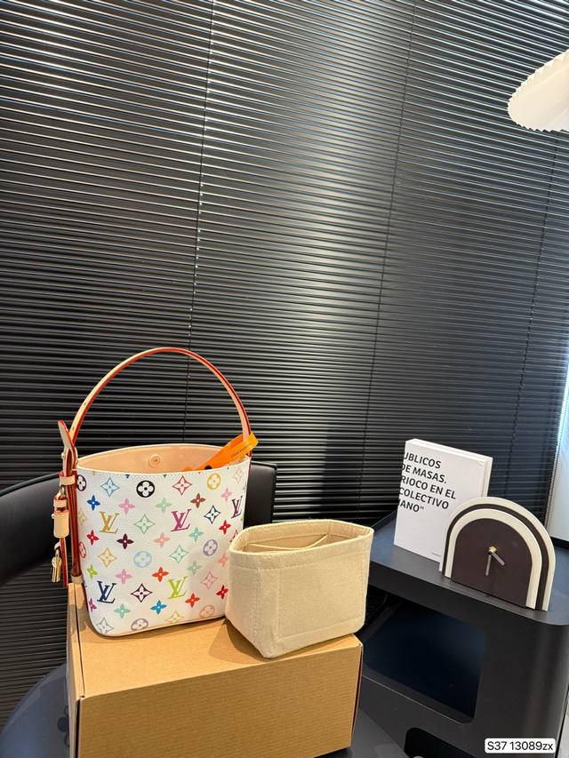 配飞机盒折叠盒子 原版复刻 全钢五金 Lv All In Bb水桶包配内胆 Lv尤物人间白三彩真漂亮啊白三彩系列每一只都值得收藏,又可以搭配俏皮可爱下次想试试洒 配飞机盒折叠盒子 原版复刻 全钢五金 Lv All In Bb水桶包配内胆 Lv尤物人间白三彩真漂亮啊白三彩系列每一只都值得收藏,又可以搭配俏皮可爱下次想试试洒