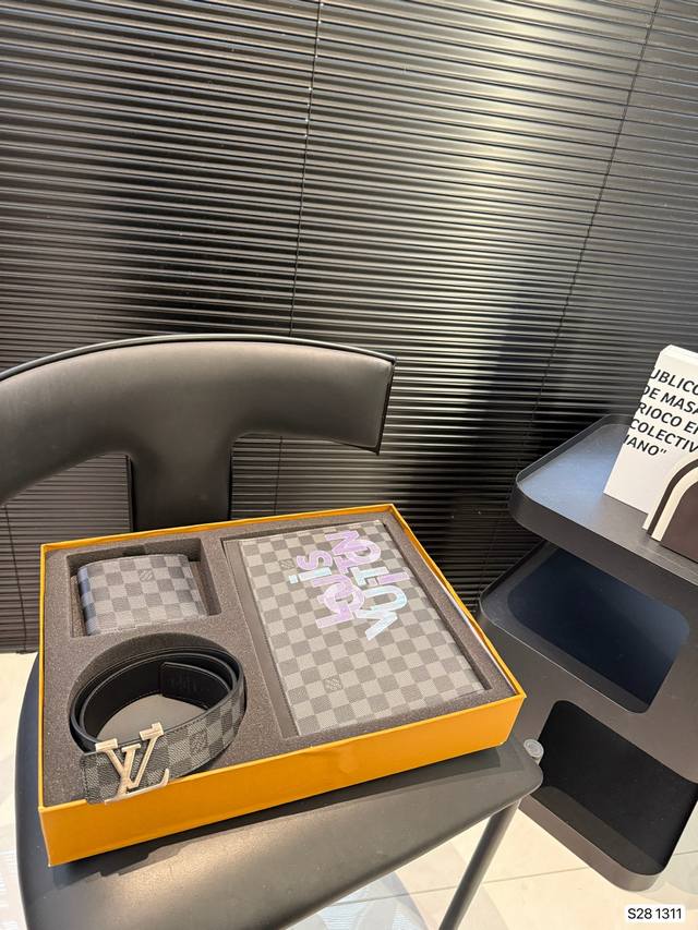 配盒子 Lv洗漱包套盒 手包+钱包+腰带 送礼佳品，年轻活力，可谓一举两得 尺寸：26 20 货号1311