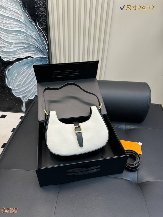 配折叠盒 Ysl圣罗兰腋下包 极简主义 时髦感爆棚 很正的复古感 翻盖搭扣很新颖哇 空间的话日常出行完全无压力 尺寸 24 12