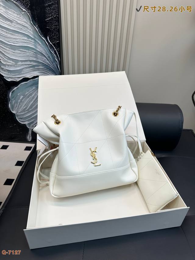 配折叠盒 尺寸28.26小号 Ysl圣罗兰Jamie Large Pochon购物袋最能代表 性感酷姐 的高奢品牌，除了Ysl，你还能想到第二个吗？ 羊皮材质塑