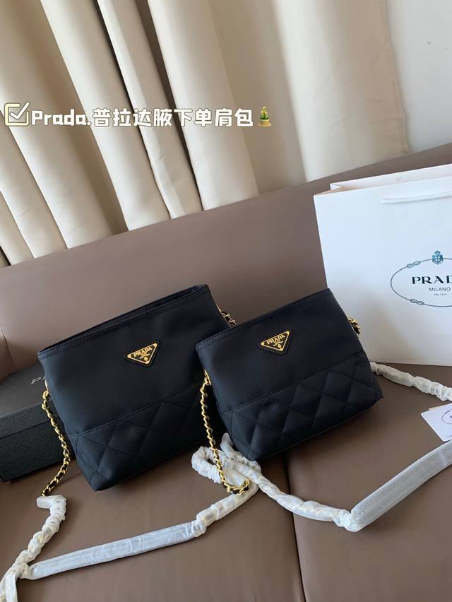 大号 小号 Prada.普拉达腋下单肩包 斜挎腰包 单肩 腋下包 这绝对是日常出街实用频率最高的一款包敲级无敌的好搭任何单品尺寸 大号25*21 小号19*17
