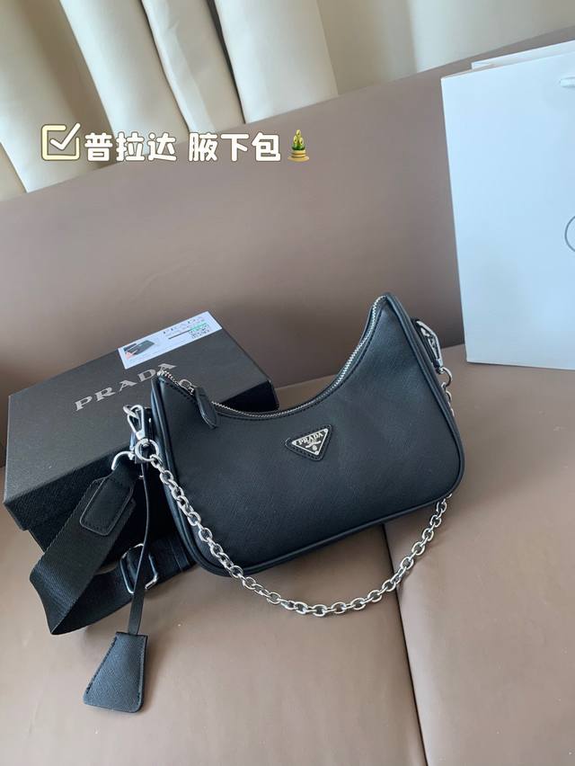 普拉达 新款腋下包 Prada简洁的外形 加上又A又飒的感觉风格 真的时尚至极 尺寸22*11
