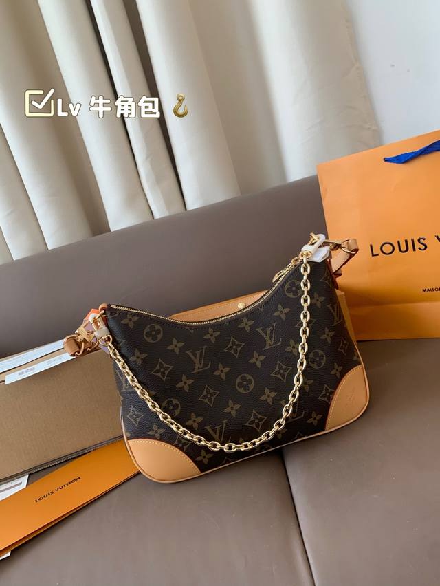 配飞机盒. Lv 牛角包 超级舒适又好看 真的很好背 搭配什么风格都可 爆款到不能更爆的牛角包专柜原版面料 非常高级 搭配原版Lv专属里衬 尺寸： 26*16