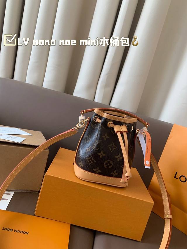 配折叠盒飞机盒 Lv Nano Noe Mini水桶包 新款相较于老款多了手柄 走可爱挂的姐妹肯定会敲爱！ 小小只的老精致了，是毫不费劲的减龄神器啦~ 越看越耐
