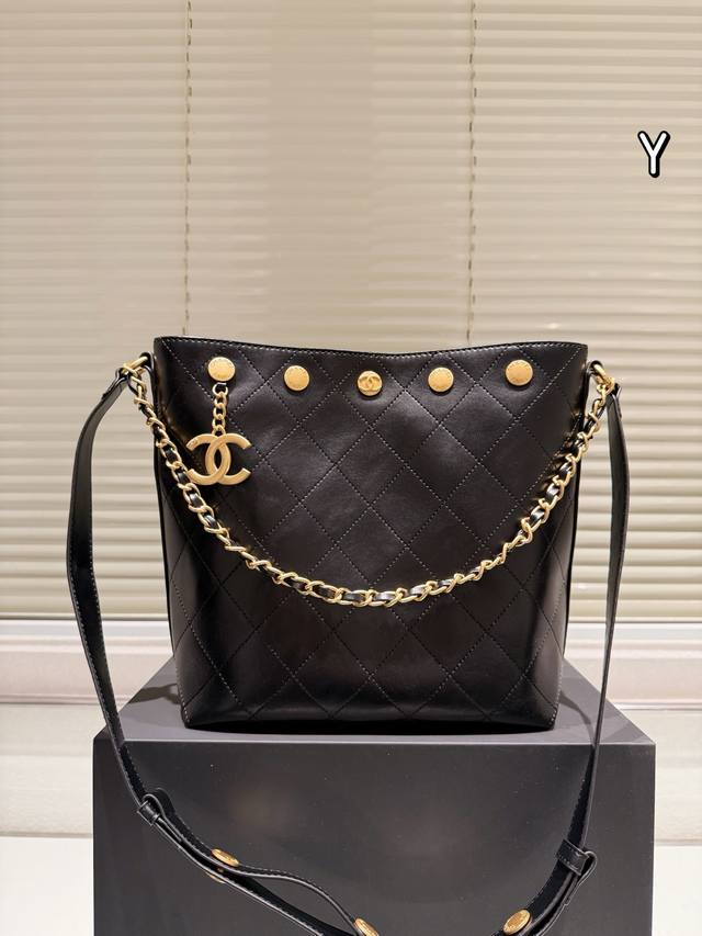 配礼盒 Chanel 25P铆钉水桶包 好大气的水桶包，复古又耐看 自重很轻，肩带还能调节，单肩斜挎都可以呀 尺寸 22 25Cm