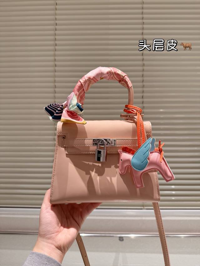 进口头层皮 HermèS凯莉包 独家经典火爆出货 集万千宠爱与一身 爱马仕 Birkin凯莉包 专柜万年不下架 原厂激光五金 各路时尚主播 网红 明星不离手 气