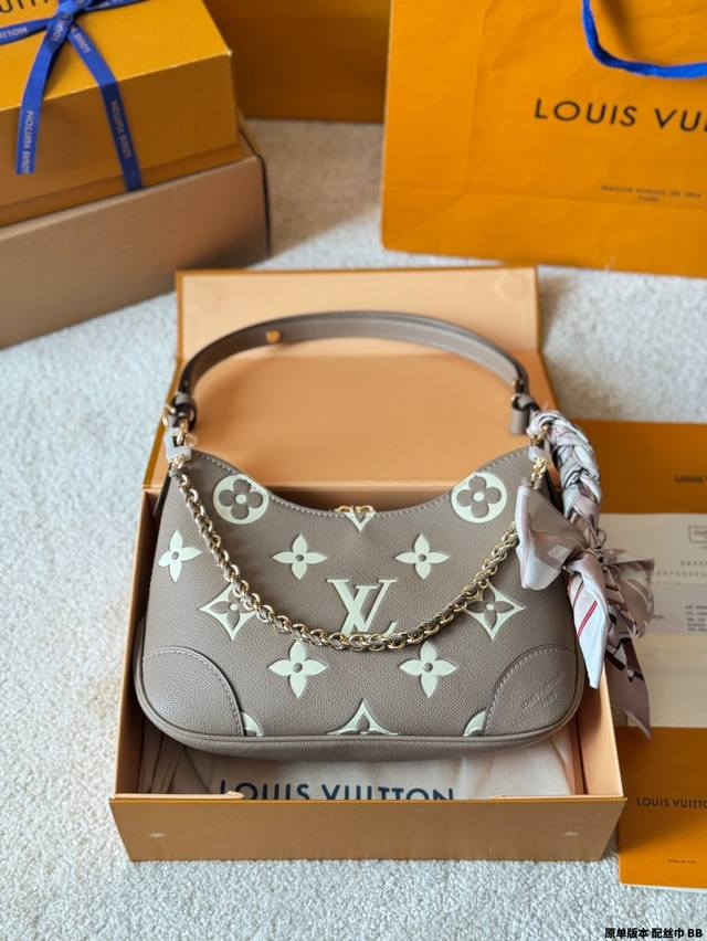 原单版本 配丝巾 Lv Boulogne邮差包 牛角包 新款的 Boulogne Size 对比之前小了,但完全不影响它的容量。设计上多加了金色链条 发8,增添 原单版本 配丝巾 Lv Boulogne邮差包 牛角包 新款的 Boulogne Size 对比之前小了,但完全不影响它的容量。设计上多加了金色链条 发8,增添