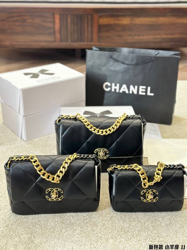 新包装 小羊皮 最能Hold的住任何身段的搭配一定不会出错 Chanel19手袋口盖包[黑色] 轻盈绵柔质感山羊皮结合大菱格设计元素三种背法:斜挎、单肩、手提