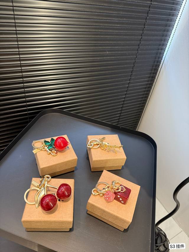 配盒子 蔻驰Coach 挂件 钥匙扣