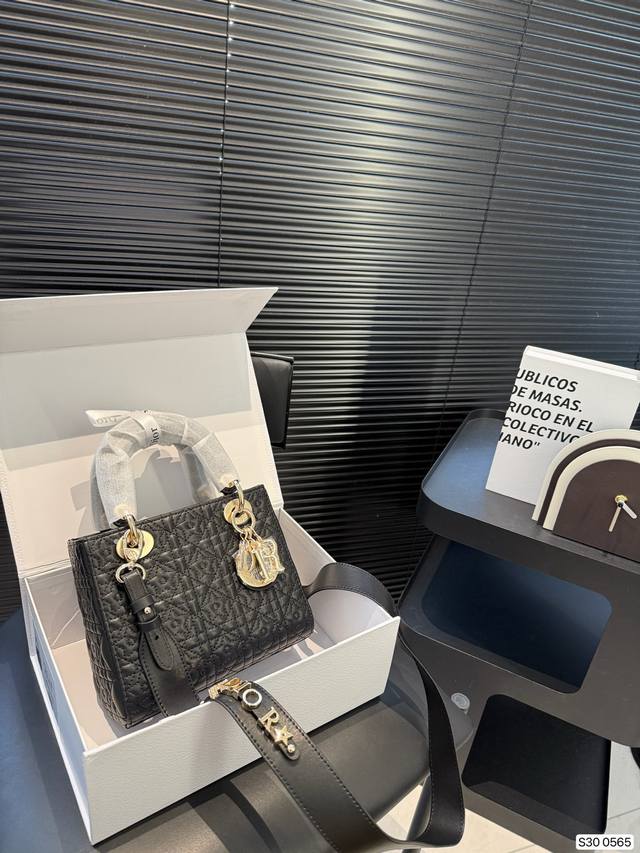 配折叠盒子 迪奥戴妃包 Sdior戴妃包太好看了吧！ 优雅指数拉满 搭配简洁风格的衣服整个人气质就上来了 而且容量完全可以满足日常要求 日常聚会逛街都很方便~