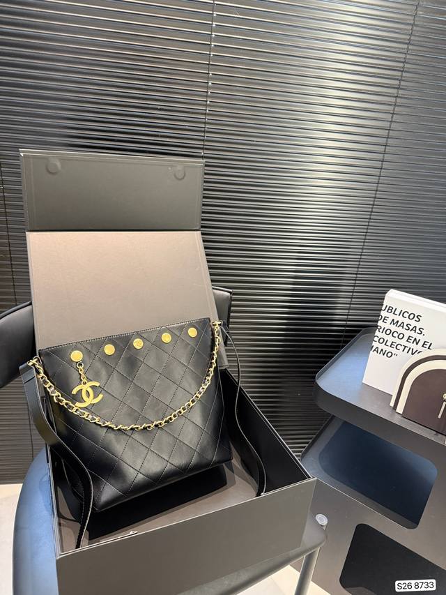 配折叠盒子 Chanel 25P 香奈儿金币嬉皮Hobo包上身Look又酷又美 采用柔软细腻的山羊皮五金为复古做旧风;金属排扣 重量感的双C吊坠设计计Vinta