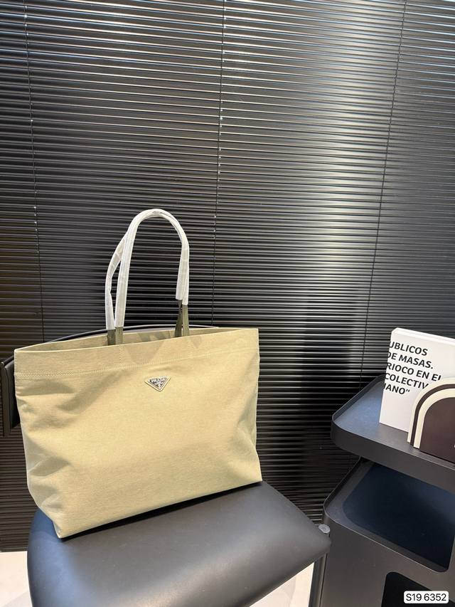 Prada普拉达牛仔托特包 容量充裕,搭配便捷的大开口 质感柔软的面料勾勒出时尚简约之美 尺寸38 30 货号6352 Prada普拉达牛仔托特包 容量充裕,搭配便捷的大开口 质感柔软的面料勾勒出时尚简约之美 尺寸38 30 货号6352